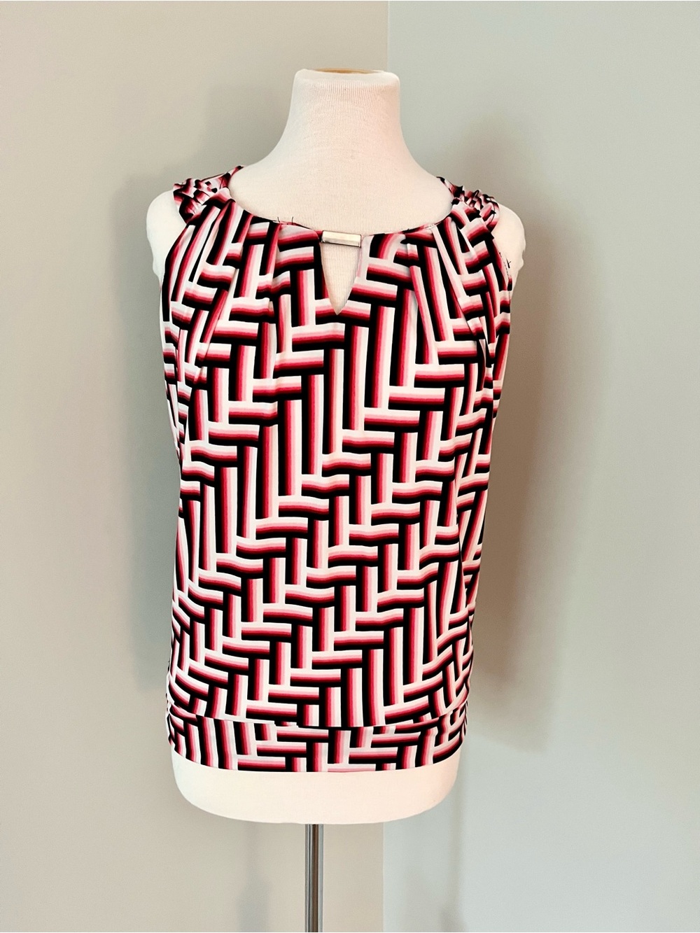 NY&Co Sleeveless Geo-Print Keyhole Shell Top in Pink and Black, S